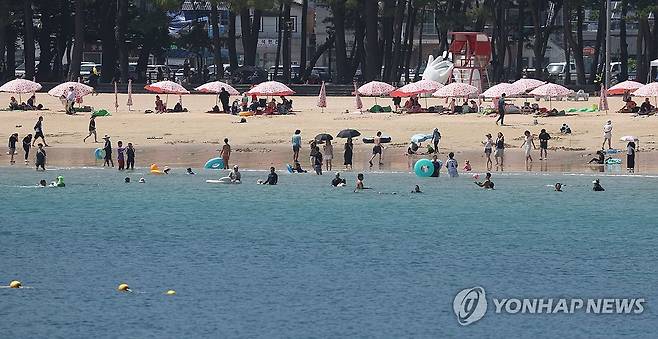 에메랄드빛 남해에서 (남해=연합뉴스) 김동민 기자 = 폭염이 이어진 12일 오후 경남 남해군 상주면 상주은모래비치에서 피서객이 물놀이하고 있다. 2025.7.12 image@yna.co.kr