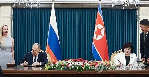 라브로프 장관(왼쪽)과 최선희 북 외무상  [AFP 연합뉴스. 러시아 외무부 제공. 재판매 및 DB 금지]