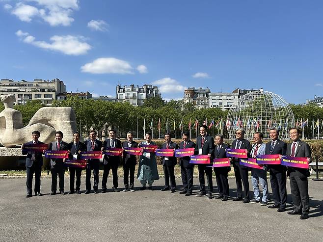 한국의 17번째 세계유산 '반구천의 암각화' (파리=연합뉴스) 김예나 기자 = 12일(현지시간) 프랑스 파리 유네스코 본부에서 열린 제 47차 세계유산위원회에서 '반구천의 암각화'가 한국의 17번째 세계유산으로 등재됐다. 사진은 등재가 확정된 뒤 최응천 국가유산청장(왼쪽에서 7번째)와 울산시 관계자들이 축하 퍼포먼스를 하는 모습. 2025.7.12
yes@yna.co.kr