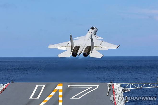 항모에서 이함하는 중국 인민해방군 전투기  [중국 인민해방군 공보부 제공/AFP=연합뉴스 자료사진]