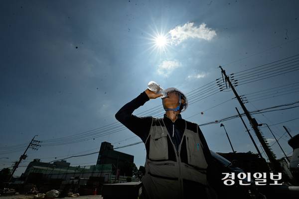 정부가 폭염 속에서 일하는 노동자들이 2시간마다 20분 이상 쉬도록 하는 규정을 법으로 보장하기로 했는데, 이에 대한 기대와 우려가 교차하고 있다. 사진은 폭염이 이어진 지난 9일 용인시 처인구의 한 공사현장에서 인부의 모습. 2025.7.9 /최은성기자 ces7198@kyeongin.com