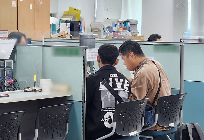 ▲ 지난달 30일 고용노동부 성남지청에서 근로감독관에게 진술 중인 지구인의정류장 김이찬 대표와 이주노동자 로타씨.
