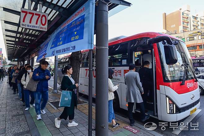서울 사당역 버스정류장에서 시민들이 버스에 타고 있다. 임채운기자
