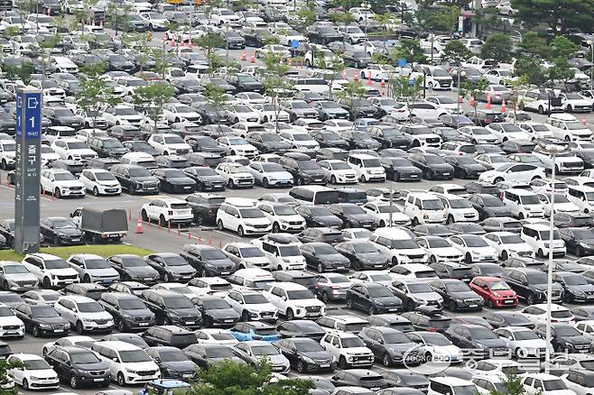 본격적인 여름 휴가철이 시작된 13일 오전 김포국제공항국내선 주차장이 차량들로 가득 차 있다. 임채운기자