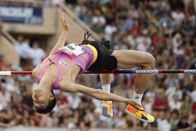 12일 모나코의 스타드 루이 2세 경기장에서 열린 2025 세계육상연맹 다이아몬드리그 남자 높이뛰기 경기에서 우상혁(용인특례시청)이 바를 넘고 있다. <연합뉴스>