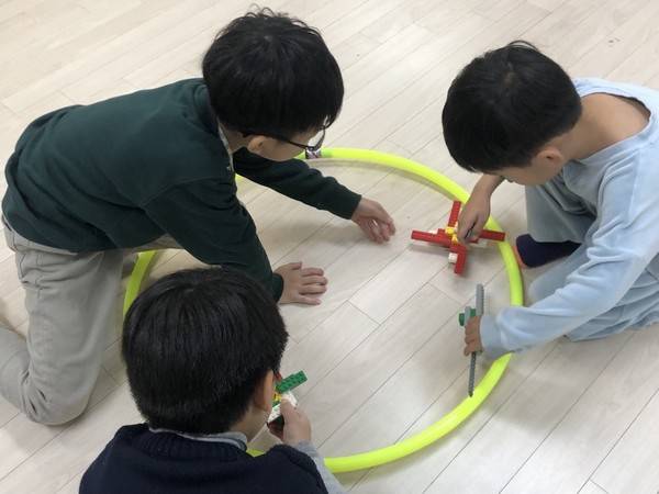 '창의적 놀이를 활용한 언어교육 방과후 과정 프로그램'에 참여중인 유아들이 팽이 놀이를 활용한 언어활동 프로그램에 참여하고 있다.