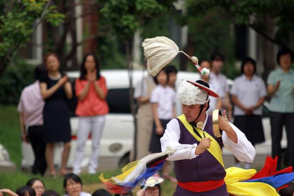 김정주 꿈꾸는 산대 대표가 국립무형유산원 얼쑤마루 대공연장에서 공연하고 있다. <김정주 대표 제공>