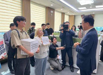 11일 대전 지역 여성, 시민단체 일동이 조원휘 대전시의장에게 송활섭 의원 제명을 촉구하는 600여 명 시민 서명안을 전달 중인 모습 (사진=대전시민사회단체연대회의 제공)