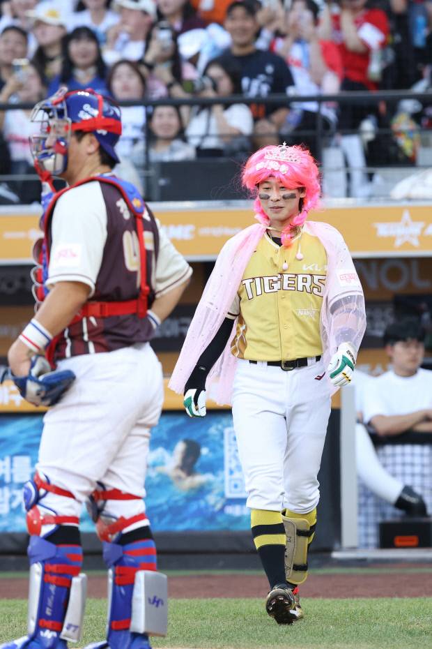 나눔 올스타 박찬호(KIA 타이거즈)가 12일 대전 한화생명 볼파크에서 열린 2025 신한 SOL뱅크 KBO 올스타전에서 2회말 타석에 들어서고 있다. KIA 타이거즈 제공