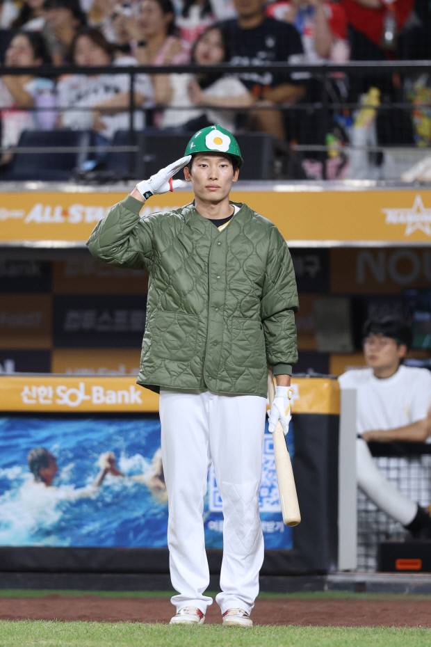 나눔 올스타 김호령(KIA 타이거즈)이 12일 대전 한화생명 볼파크에서 열린 2025 신한 SOL뱅크 KBO 올스타전에서 8회말 타석에 들어서며 드라마 ‘사랑의 불시착’ 속 표치수 중사 분장을 한 뒤 거수경례 퍼포먼스를 선보이고 있다. KIA 타이거즈 제공