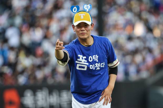 나눔 올스타 성영탁(KIA 타이거즈)이 12일 대전 한화생명 볼파크에서 열린 2025 신한 SOL뱅크 KBO 올스타전에서 3회초 마운드에 올라 노래 ‘폼 미쳤다’의 안무를 소화하고 있다. KIA 타이거즈 제공