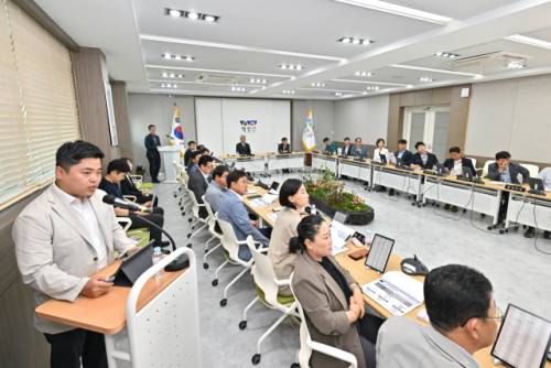 ◇정선군 민생회복지원금 성과분석 연구용역 보고회가 지난 10일 정선군청 소회의실에서 최승준 정선군수를 비롯한 국과장 등이 참석한 가운데 열렸다.