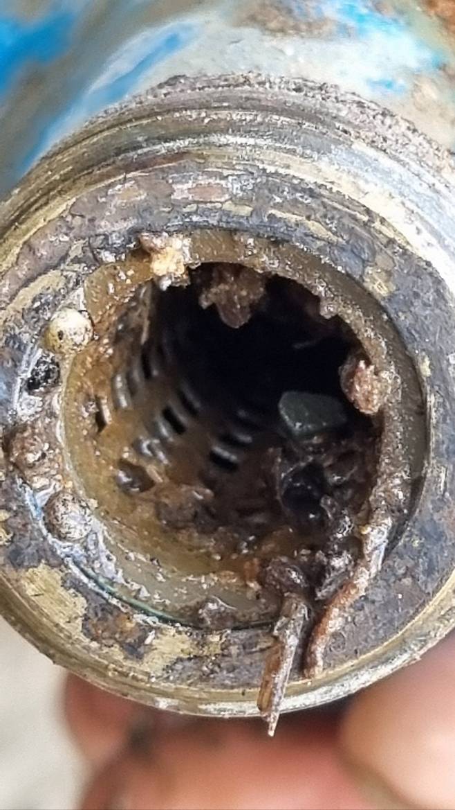 상수도관 파손으로 배수관에 이물질이 유입된 모습.