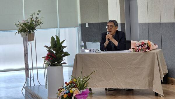 서영수 수필가가 3일 김해 화정생활문화센터 어울림 2층 다목적실에서 '음악과 문학의 만남'이란 주제로 독자들과 만났다. /서영수&nbsp;