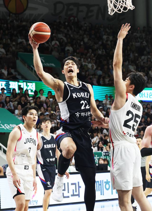 13일 안양정관장아레나에서 열린 2025 남자농구 국가대표 평가전 한국과 일본의 경기. 한국 여준석이 슛을 시도하고 있다. 연합뉴스
