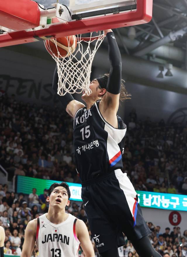 13일 경기도 안양정관장아레나에서 열린 2025 남자농구 국가대표 평가전 한국과 일본의 경기. 한국 김종규가 덩크슛을 하고 있다. 연합뉴스