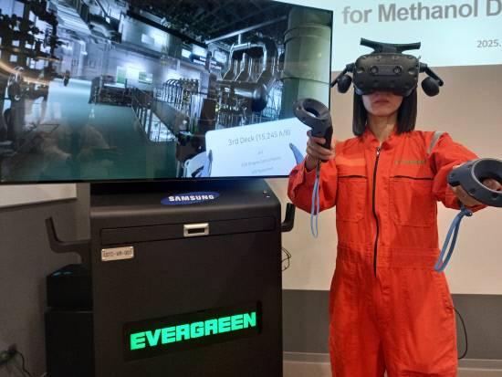 에버그린 작업자가 삼성중공업이 개발한 VR 솔루션을 시연하고 있는 모습. 사진=삼성중공업