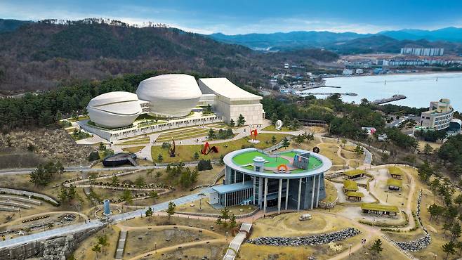 포항시가 460억 원 규모의 시립박물관 건립을 추진 중이나, 건립팀이 2명 뿐이라 차질이 우려되는 반면 영천시는 4명으로 구성돼 체계적으로 진행 중이다. 전문가들은 인력 부족이 운영에 문제를 초래할 수 있다고 지적하며 중앙정부의 지원을 촉구하고 있다. 사진은 포항시립박물관 조감도. /포항시 제공