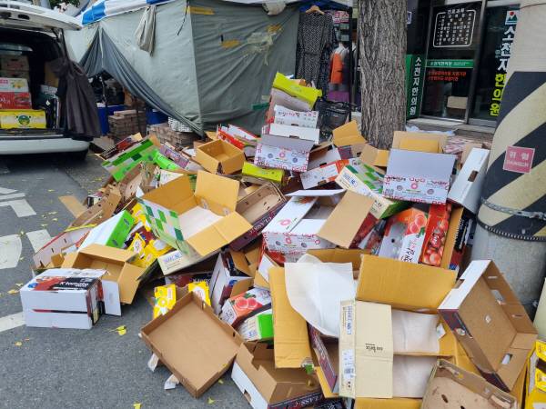 5일장이 열린 지난 12일 경주 중앙시장 주변 도로가 노점상들이 버린 각종 쓰레기로 하치장을 방불케하고 있다. 황기환 기자