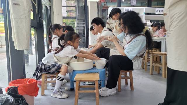 아이들이 체험 프로그램에 참여하고 있다.