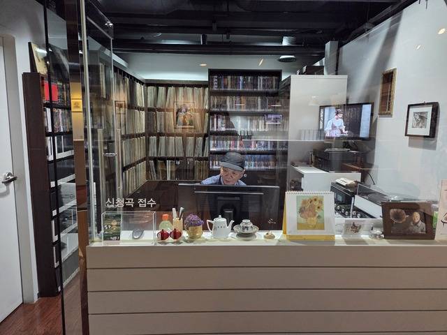 향촌문화관(1, 2층) 지하에는 우리나라 최초 고전음악감상실 녹향이 자리잡고 있다. 녹향을 만들고 평생 지켜낸 고 이창수 선생의 3남 이정춘 씨가 운영을 맡고 있다. 권예인 인턴.