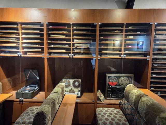 향촌문화관 지하에 자리잡고 있는 녹향에는 당시의 LP레코드와 음향기기, 피아노, 액자 등이 그대로 남아 있다. 요즘도 음악감상실로 운영되고 있다. 정규 프로그램 외에도 신청곡을 적어내면 그곡을 들을 수 있다. 권예인 인턴