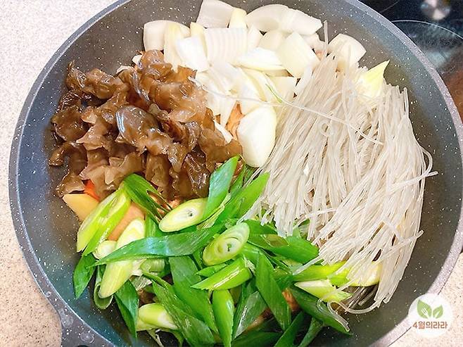 양파 대파 목이버섯 당면을 넣는 모습