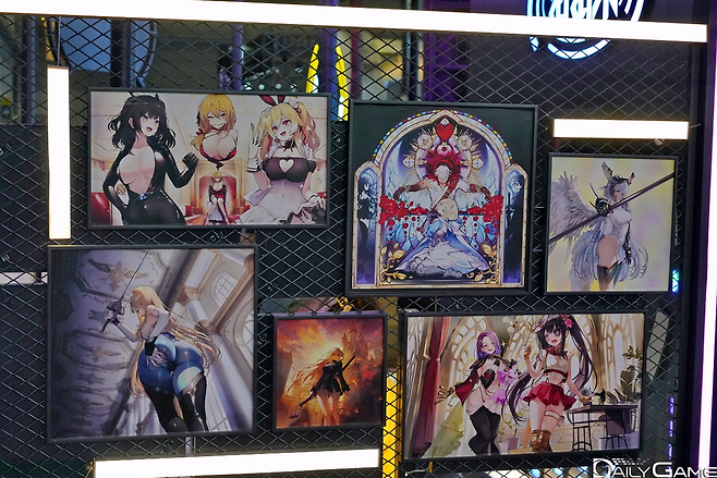 게임의 일러스트들을 감상할 수 있는 일러스트 액자 전시존.