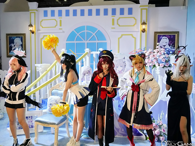 무도회장으로 꾸며진 부스에서 캐릭터 모델들이 팬들과 인사를 나눈 '블루 아카이브' 전시 부스.