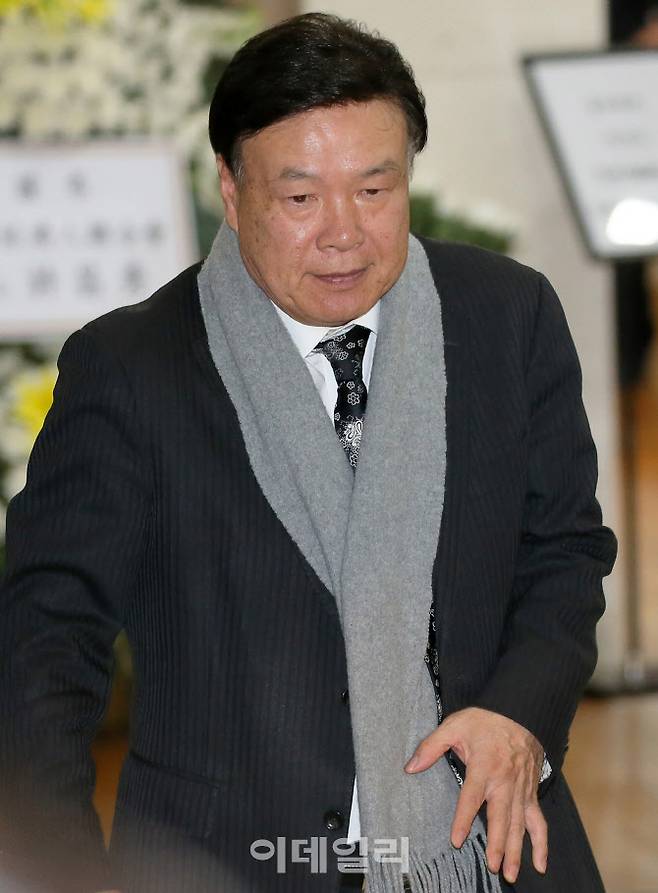 홍수환 한국 권투위원회 회장이 21일 오후 서울 송파구 서울아산병원 장례식장에 마련된 故 신격호 롯데그룹 명예회장 빈소에서 조문을 마친 뒤 장례식장을 나서고 있다. (사진=뉴시스)