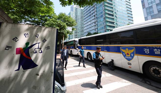 윤석열 전 대통령의 재구속 여부를 가를 구속 전 피의자심문(영장실질심사)이 예정된 9일 서초구 서울중앙지방법원 인근 도로에 경찰버스 차벽 뒤로 윤 전 대통령이 사저가 있는 아크로비스타 건물이 보이고 있다. (사진=뉴시스)