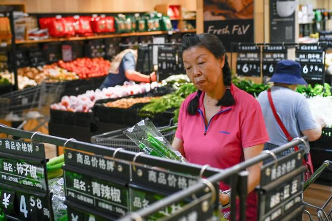 중국의 한 소비자가 대형 마트에서 장을 보고 있다. (사진=AFP)