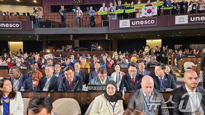 12일 오전(현지시간) 프랑스 파리에서 열린 제47차 유네스코 세계유산위원회에서 ‘반구천의 암각화’가 유네스코 세계유산으로 등재되자 최응천 국가유산청장(가운데)이 위원국들에게 감사연설을 하고 있다. (국가유산청 제공. 재판매 및 DB금지) 2025.7.12/뉴스1