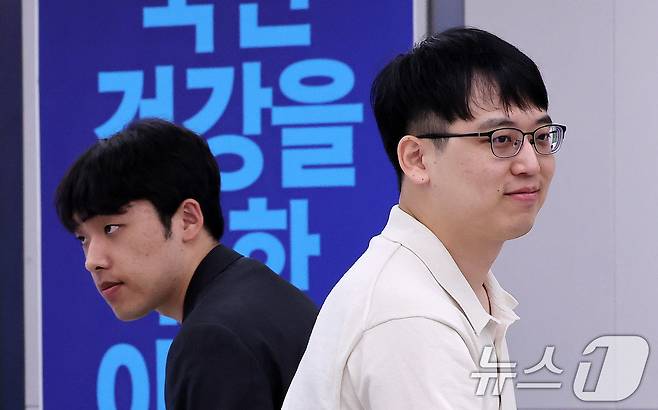 한성존 대한전공의협의회 비상대책위원장(오른쪽)과 이선우 대한의과대학·의학전문대학원학생협회 비대위원장이 13일 서울 용산구 대한의사협회 대강당에서 열린 제1회 전국의사 의료정책 심포지엄에서 인사를 나눈 뒤 자리를 이동하고 있다. 2025.7.13/뉴스1 ⓒ News1 박지혜 기자