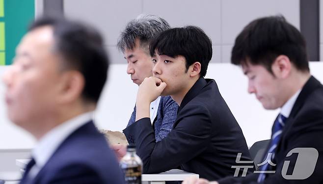 이선우 대한의과대학·의학전문대학원학생협회 비대위원장이 13일 서울 용산구 대한의사협회 대강당에서 열린 제1회 전국의사 의료정책 심포지엄에서 주제 발표를 경청하고 있다. 2025.7.13/뉴스1 ⓒ News1 박지혜 기자