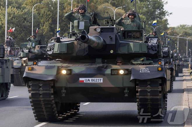 폴란드 '국군의 날' 기념 행사에서 우리가 수출한 K-2 흑표 전차가 폴란드군의 주력 탱크로서 위용을 과시하고 있다. 2024.08.16 ⓒ AFP=뉴스1 ⓒ News1 김성식기자