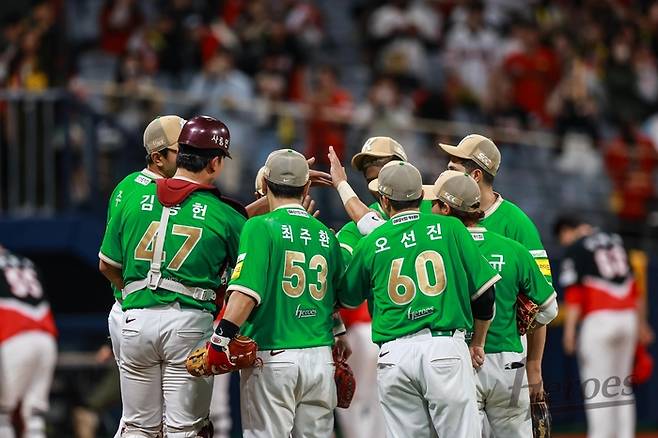 키움 선수들이 7일 고척스카이돔에서 열린 2025 KBO리그 KIA전 승리 후 하이파이브를 하고 있다. 사진 | 키움 히어로즈