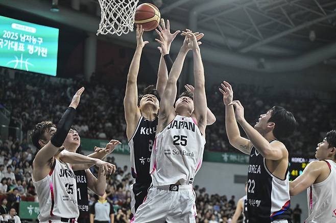 대표팀 안영준(가운데)이 13일 안양 정관장 아레나에서 열린 2025 남자농구 국가대표 평가전 일본과 경기에서 리바운드를 잡고 있다. 사진 | 대한민국농구협회