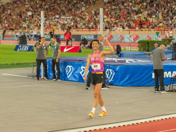 12일(이하 한국시각) 프랑스 모나코에서 열린 '2025 세계육상연맹 모나코 다이아몬드리그 대회'에서 2m34를 넘어 우승을 차지한 우상혁이 관중 환호에 화답하고 있다. /사진=대한육상연맹