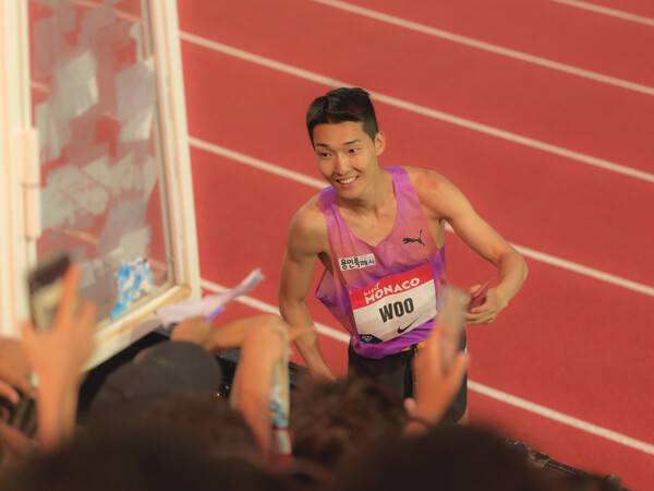 12일(이하 한국시각) 프랑스 모나코에서 열린 '2025 세계육상연맹 모나코 다이아몬드리그 대회'에서 2m34를 넘어 우승을 차지한 우상혁이 관중 환호에 화답하고 있다. /사진=대한육상연맹