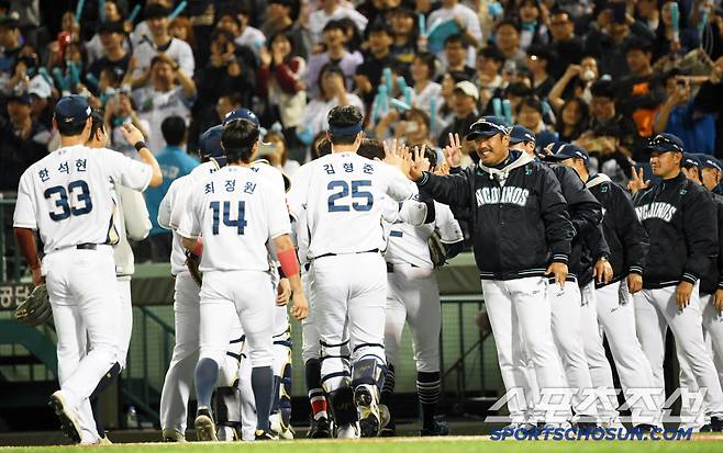 22일 울산 문수야구장에서 열린 NC 다이노스와 한화 이글스의 경기. 승리한 NC 이호준 감독이 기뻐하고 있다. 울산=박재만 기자 pjm@sportschosun.com/2025.05.22/