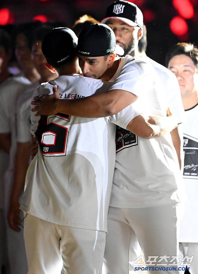 1일 수원KT위즈파크에서 열린 KIA와 KT의 경기, 경기 후 진행된 박경수의 은퇴식에서 박경수가 쿠에바스와 포옹을 하고 있다. 수원=허상욱 기자wook@sportschosun.com/2025.06.01/