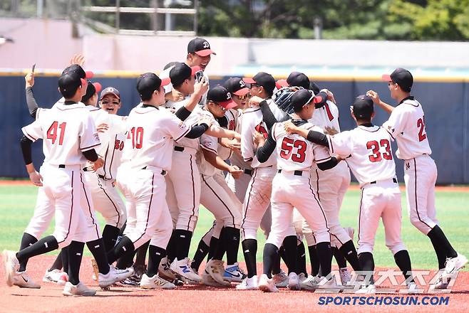 12일 서울 목동구장에서 열린 제80회 청룡기 고교야구선수권 대회 및 주말리그 왕중왕전 부산고와 덕수고의 결승전. 7대3으로 승리하며 우승을 차지한 덕수고 선수들이 환호하고 있다. 목동=정재근 기자 cjg@sportschosun.com/2025.7.12/