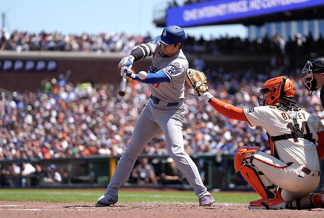 SAN FRANCISCO, CALIFORNIA - JULY 12: Shohei Ohtani #17 of the Los Angeles Dodgers strikes out swinging against the San Francisco Giants in the top of the seventh inning at Oracle Park on July 12, 2025 in San Francisco, California.   Thearon W. Henderson/Getty Images/AFP (Photo by Thearon W. Henderson / GETTY IMAGES NORTH AMERICA / Getty Images via AFP)



<저작권자(c) 연합뉴스, 무단 전재-재배포, AI 학습 및 활용 금지>