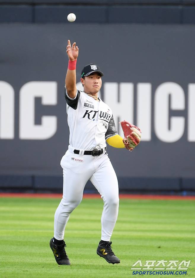 26일 수원KT위즈파크에서 열린 KBO리그 KT 위즈와 LG 트윈스의 경기. KT 우익수 안현민이 수비를 하고 있다. 수원=박재만 기자 pjm@sportschosun.com/2025.06.26/