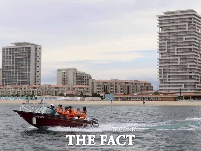 학계 전문가들은 북한이 대북 제재 대상에 포함되지 않는 관광산업을 통해 외화를 확보하려는 목표를 달성하기 어려울 것이라고 예측했다. 사진은 지난 2일 갈마지구에서 관광객들이 모터보트를 즐기는 모습. /AP.뉴시스