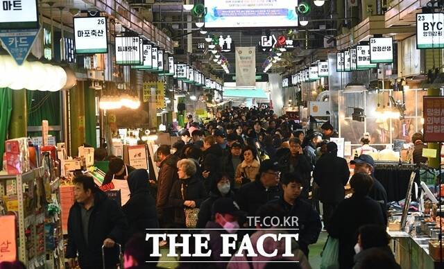 행정안전부는 오는 14일부터 국민비서를 통해 '민생회복 소비쿠폰' 신청방법과 지급금액 등을 사전에 알려주는 서비스를 시작한다고 13일 밝혔다. /더팩트 DB