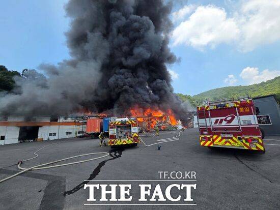 지난 8일 경기 파주시 페의류공장에서 화재가 발생, 소방차가 화재 진압을 위해 출동해 있다./경기북부소방재난본부