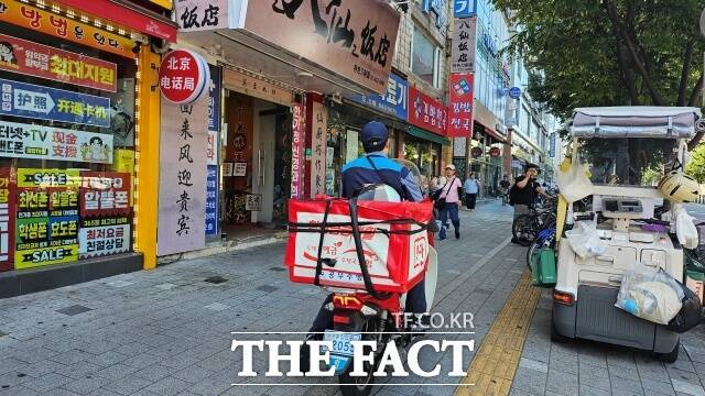 체감온도 30도를 웃도는 폭염이 이어진 지난 10일 오전 9시 서울 영등포구 대림2동 일대에는 '공무집행' 문구가 적힌 우체국 오토바이가 등장했다. 헬멧을 벗으며 오토바이에서 내린 서울 영등포우체국 집배원 30대 김 씨의 얼굴엔 땀방울이 맺힌 모습이었다. /강주영 기자