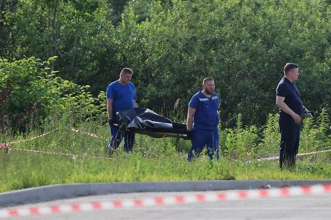 7일(현지시간) 모스크바 외곽에 주차된 자신의 차량에서 사망한 채 발견된 로만 스타로보이트 러시아 교통부장관의 시신이 조사관들에 의해 옮겨지고 있다. 타스연합뉴스